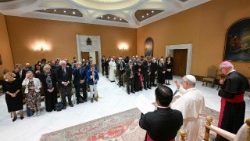 Leó pápa írókat fogad a vatikáni VI. Pál aula kistermében a LEV centenáriuma alkalmából