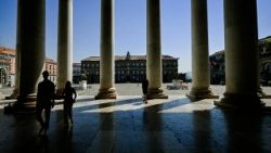 Ein bisschen Kühle: Die Vorhalle einer Kirche an der Piazza del Plebiscito in Neapel