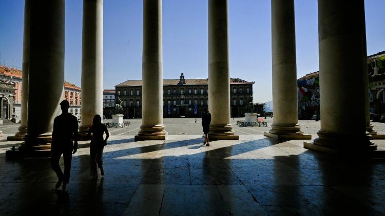 Ein bisschen Kühle: Die Vorhalle einer Kirche an der Piazza del Plebiscito in Neapel
