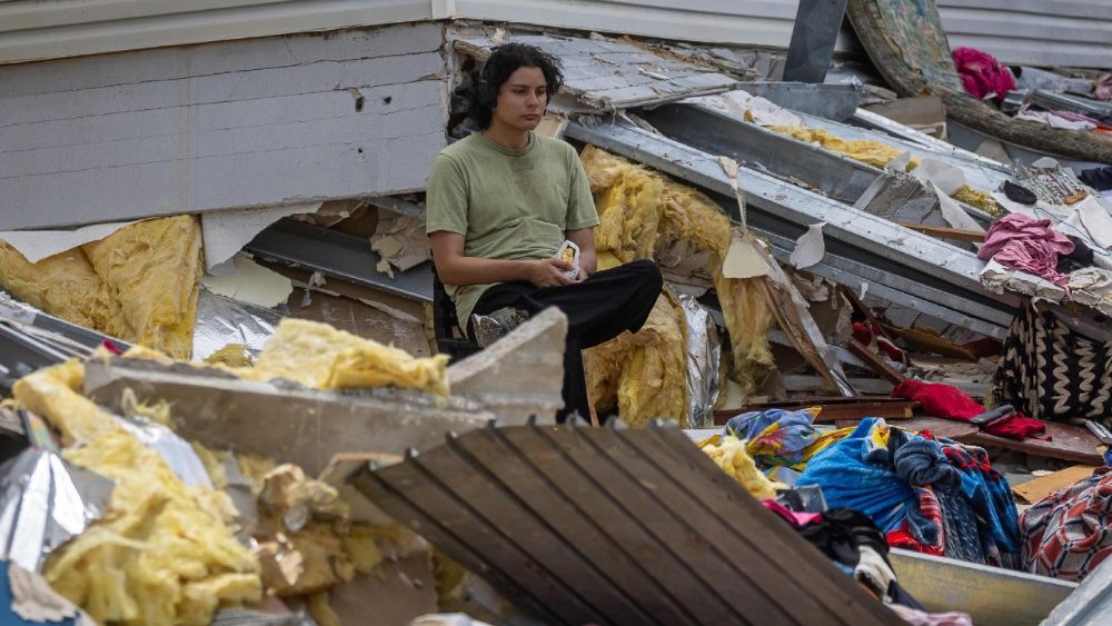 Uma pessoa espera em meio aos escombros de prédios desabados após os terremotos que devastaram a Venezuela na semana passada, que faziam parte do programa de habitação social do falecido presidente Hugo Château.