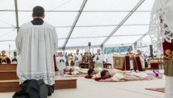 Im schweizerischen Écône im Wallis hat die Piusbruderschaft  trotz des Appells des Papstes vom Vortag, von dem Vorhaben abzusehen, diesen Mittwoch vier Männer unerlaubt zu Bischöfen geweiht