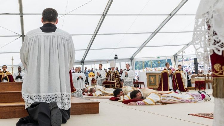 Im schweizerischen Écône im Wallis hat die Piusbruderschaft  trotz des Appells des Papstes vom Vortag, von dem Vorhaben abzusehen, diesen Mittwoch vier Männer unerlaubt zu Bischöfen geweiht