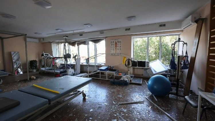 Cl&iacute;nica universit&aacute;ria danificada no local de um ataque com bomba voadora russa em uma &aacute;rea residencial de Kharkiv, no nordeste da Ucr&acirc;nia, em 1&ordm; de julho de 2026, durante a invas&atilde;o russa. Pelo menos uma pessoa morreu e 32 ficaram feridas ap&oacute;s os ataques russos atingirem Kharkiv, segundo o prefeito da cidade, Ihor Terekhov. EPA/SERGEY KOZLOV