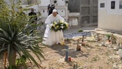 Il Papa in preghiera sulle tombe dei migranti al cimitero di Lampedusa