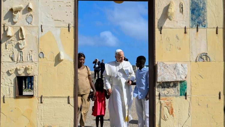 A Lampedusa il Papa attraversa da solo la porta d'Europa