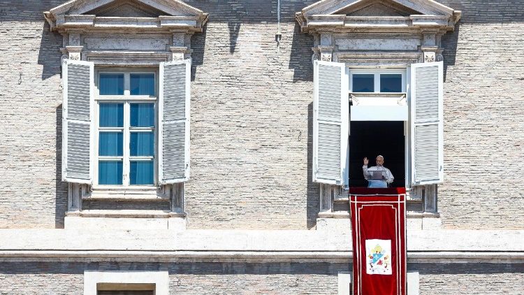 Leó pápa Úrangyala imája alkalmával köszönti a Szent Péter téren egybegyűlteket