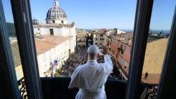 Le Pape salue la foule à son arrivée à Castel Gandolfo ce dimanche 5 juillet 2026.