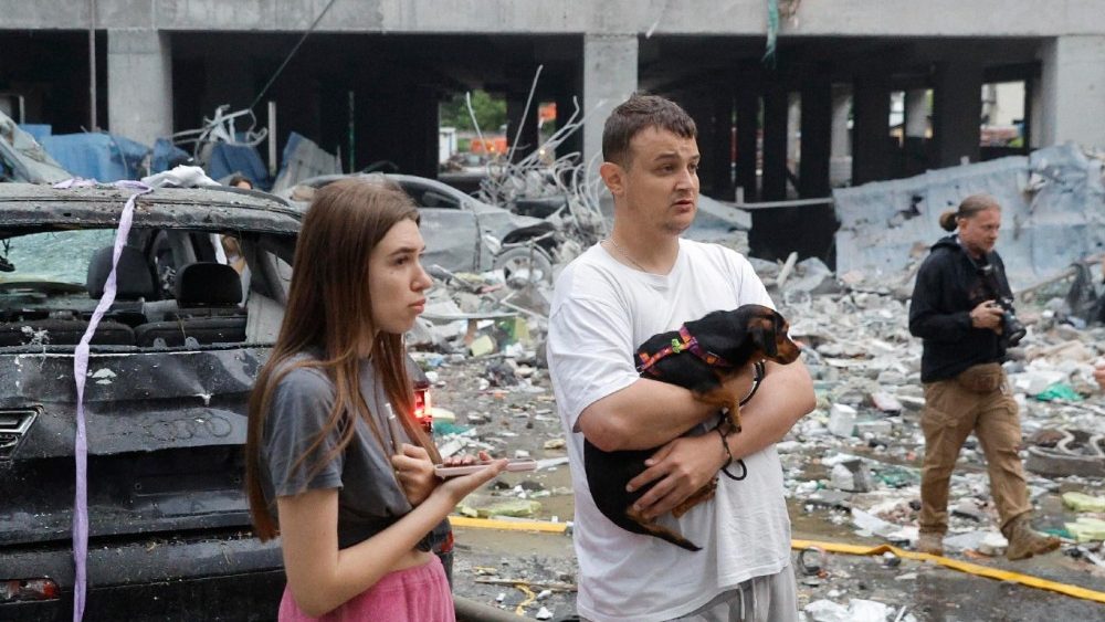 Moradores locais reagem no local do ataque russo a um prédio residencial durante um ataque combinado em grande escala a uma área residencial em Kiev, Ucrânia, em 6 de julho de 2026, em meio à invasão russa. Pelo menos 10 pessoas morreram e mais de 43 ficaram feridas após o ataque noturno a Kiev, segundo o Serviço Estatal de Emergência. A Rússia lançou 351 drones e 68 mísseis de vários tipos durante o ataque à Ucrânia, informou a Força Aérea, tendo Kiev como alvo principal. EPA/SERGEY DOLZHENKO
