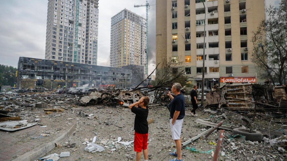 Moradores locais reagem no local de um ataque russo a uma área residencial em Kiev, Ucrânia, em 6 de julho de 2026, em meio à invasão russa. Pelo menos 10 pessoas morreram e mais de 43 ficaram feridas após o ataque noturno a Kiev, segundo o Serviço Estatal de Emergência. A Rússia lançou 351 drones e 68 mísseis de vários tipos durante o ataque à Ucrânia, informou a Força Aérea, tendo Kiev como alvo principal. EPA/SERGEY DOLZHENKO