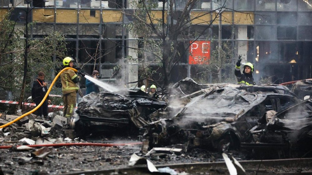 Equipes de resgate ucranianas trabalham no local de um ataque com mísseis russos a uma área residencial em Kiev, Ucrânia, em 6 de julho de 2026, em meio à invasão russa. Pelo menos 10 pessoas morreram e mais de 43 ficaram feridas após o ataque noturno a Kiev, segundo o Serviço Estatal de Emergência. A Rússia lançou 351 drones e 68 mísseis de vários tipos durante o ataque à Ucrânia, informou a Força Aérea, tendo Kiev como alvo principal. EPA/SERGEY DOLZHENKO