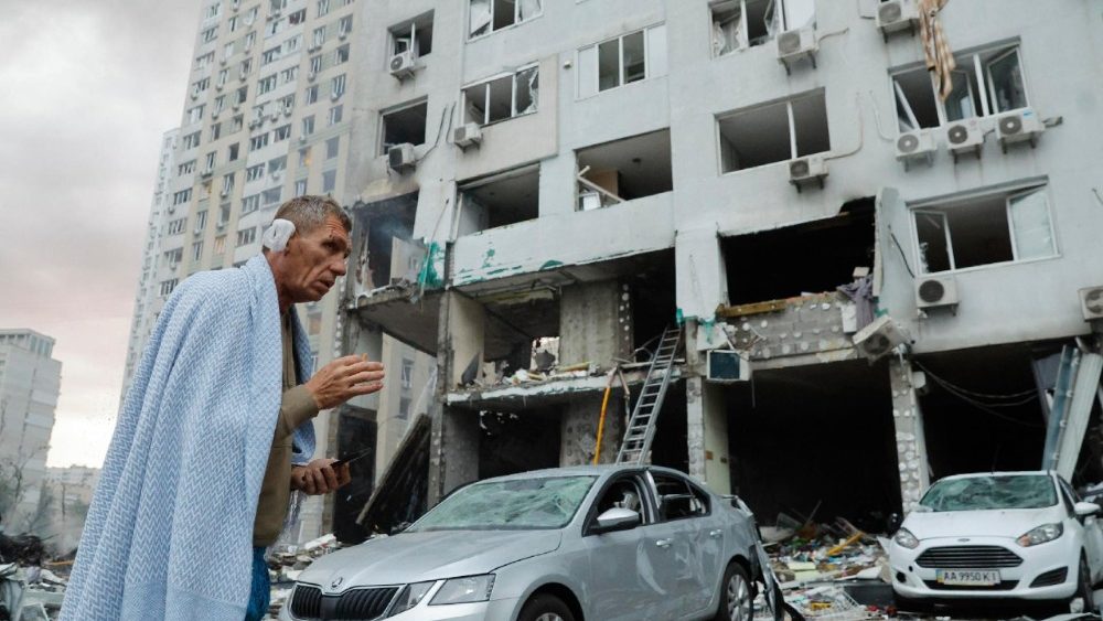 Um morador local ferido reage após um ataque combinado russo em grande escala contra uma área residencial em Kiev, Ucrânia, em 6 de julho de 2026, em meio à invasão russa. Pelo menos 10 pessoas morreram e mais de 43 ficaram feridas após o ataque noturno a Kiev, segundo o Serviço Estatal de Emergência. A Rússia lançou 351 drones e 68 mísseis de vários tipos durante o ataque à Ucrânia, informou a Força Aérea, tendo Kiev como alvo principal. EPA/SERGEY DOLZHENKO