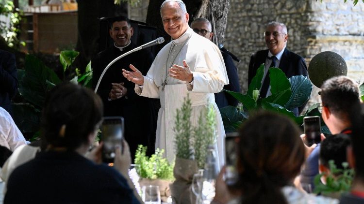 Leó pápa köszönti az ebéden résztvevő rászorulókat a Castel Gandolfo-i pápai villa Laudato si' kertjében