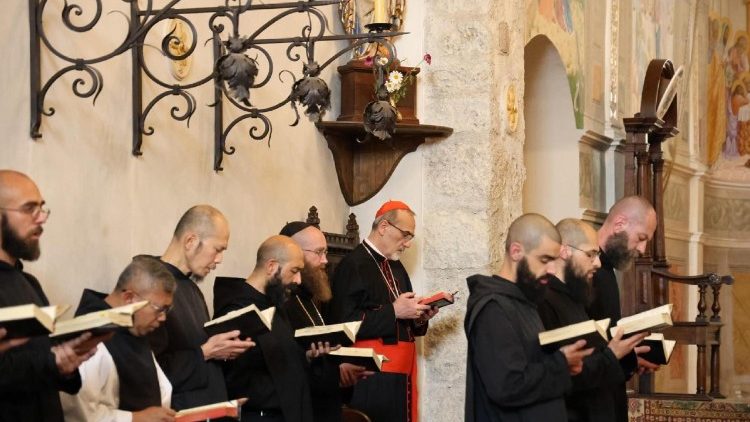 Kardinali Pierbattista Pizzaballa, Patriarku i Jeruzalemit, gjatë vizitës së tij në Abacinë e Shën Benediktit në Monte në Norcia, Itali