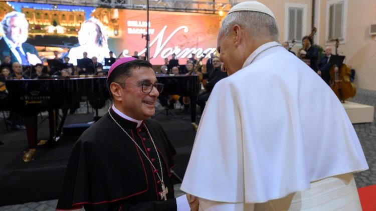 Papst Leo mit dem Bischof von Albano