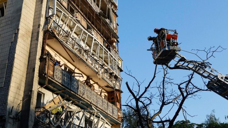 Equipes de resgate ucranianas trabalham no local de um ataque com m&iacute;sseis russos contra uma &aacute;rea residencial em Kiev, Ucr&acirc;nia, em 19 de julho de 2026, em meio &agrave; invas&atilde;o russa. Pelo menos uma pessoa morreu e outras 15 ficaram feridas em um ataque russo em grande escala durante a noite em Kiev, de acordo com o Servi&ccedil;o de Emerg&ecirc;ncia do Estado Ucraniano (SES). A R&uacute;ssia usou pelo menos 38 m&iacute;sseis de v&aacute;rios tipos no ataque, segundo a For&ccedil;a A&eacute;rea Ucraniana. EPA/SERGEY DOLZHENKO