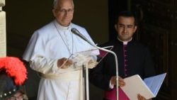 Il Papa, 'non dimentichiamo le guerre', poi il giro a sorpresa tra i fedeli