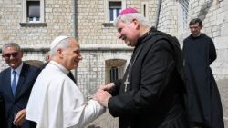 Leó pápát fogadják a montecassinói bencés apátságban