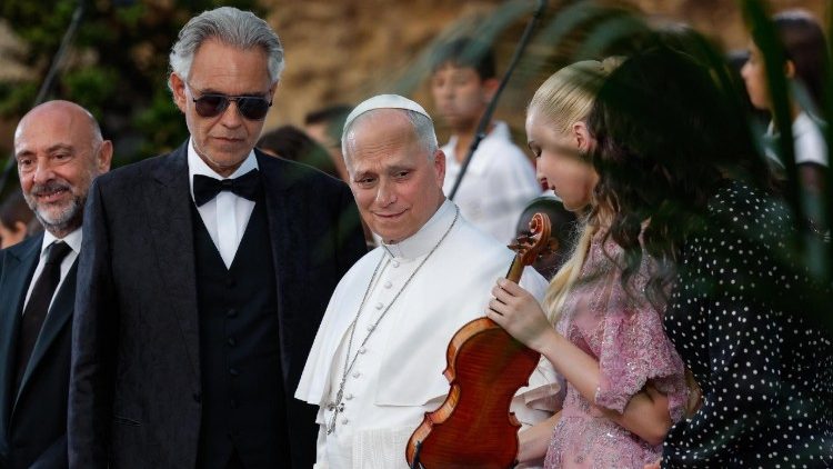 Lev XIV. a Andrea Bocelli na koncertě Chvalozpěv pokoje, 29. 7. 2026