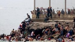 Migranti marocchini e algerini entrano a Ceuta via mare dopo aver attraversato la frontiera a nuoto