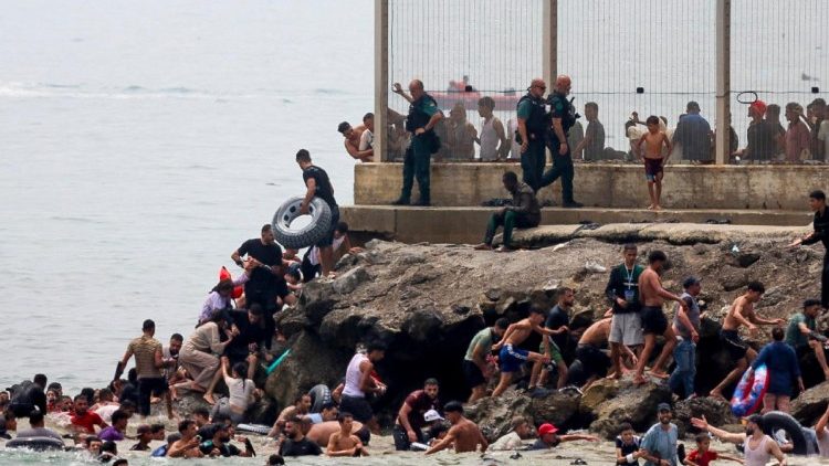 Migranti marocchini e algerini entrano a Ceuta via mare dopo aver attraversato la frontiera a nuoto