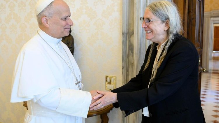 Leó pápa audiencián fogadja az amerikai Patti Smith énekesnőt