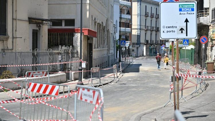 Pozzuoli, edifici danneggiati e strade transennate