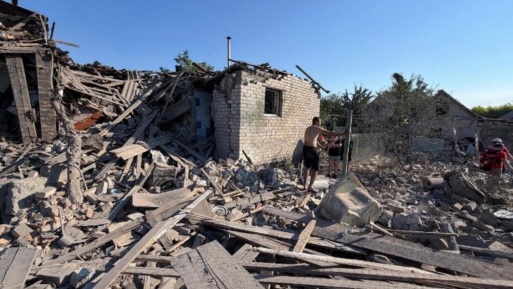 Equipes de resgate ucranianas e moradores locais avaliam o local de um ataque russo a pr&eacute;dios residenciais em Zaporizhzhia, Ucr&acirc;nia, em 2 de agosto de 2026, em meio &agrave; invas&atilde;o russa em curso. Pelo menos uma pessoa morreu e outras tr&ecirc;s ficaram feridas durante os ataques com bombas guiadas russas a uma &aacute;rea residencial em Zaporizhzhia, de acordo com a Administra&ccedil;&atilde;o Militar Regional de Zaporizhzhia. EPA/DARYNA NAUMOVA