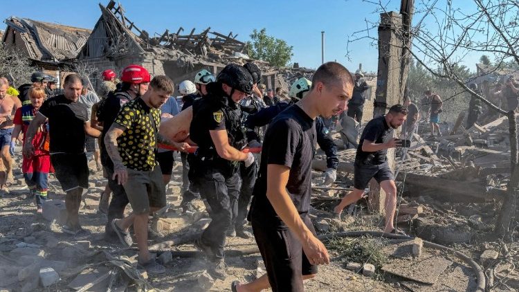 Socorristas ucranianos carregam uma v&iacute;tima no local de um ataque russo contra pr&eacute;dios residenciais em Zaporizhzhia, Ucr&acirc;nia, em 2 de agosto de 2026, em meio &agrave; invas&atilde;o russa em curso. Pelo menos uma pessoa morreu e outras tr&ecirc;s ficaram feridas durante os ataques com bombas guiadas russas contra uma &aacute;rea residencial em Zaporizhzhia, de acordo com a Administra&ccedil;&atilde;o Militar Regional de Zaporizhzhia. EPA/DARYNA NAUMOVA