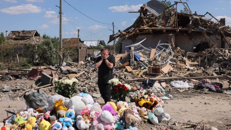 L'ultimo saluto ai membri di una famiglia uccisi nell'attacco russo a Kryvyi Rih