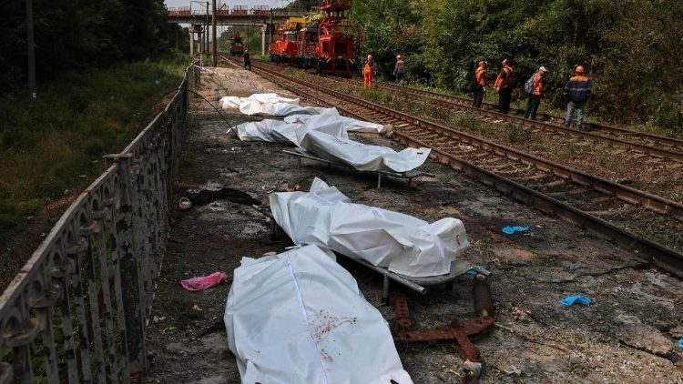 Os corpos das v&iacute;timas jaziam em sacos mortu&aacute;rios no local de um ataque com m&iacute;sseis russos a uma esta&ccedil;&atilde;o de trem perto de Kiev, Ucr&acirc;nia, em 5 de agosto de 2026, em meio &agrave; invas&atilde;o russa. Pelo menos 17 pessoas morreram e mais de 40 ficaram feridas em um ataque russo de grande escala com m&iacute;sseis bal&iacute;sticos contra Kiev e seus arredores, durante a noite, segundo o Servi&ccedil;o Estatal de Emerg&ecirc;ncia da Ucr&acirc;nia (SES). EPA/SERHII DILIN