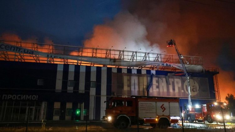 Equipes de resgate trabalham no local de um ataque com m&iacute;sseis russos a um shopping center em Kiev, Ucr&acirc;nia, em 5 de agosto de 2026, em meio &agrave; invas&atilde;o russa. Pelo menos 17 pessoas morreram e mais de 40 ficaram feridas em um ataque russo de grande escala com m&iacute;sseis bal&iacute;sticos contra Kiev e seus arredores, durante a noite, segundo o Servi&ccedil;o Estatal de Emerg&ecirc;ncia da Ucr&acirc;nia (SES). EPA/SERHII DILIN