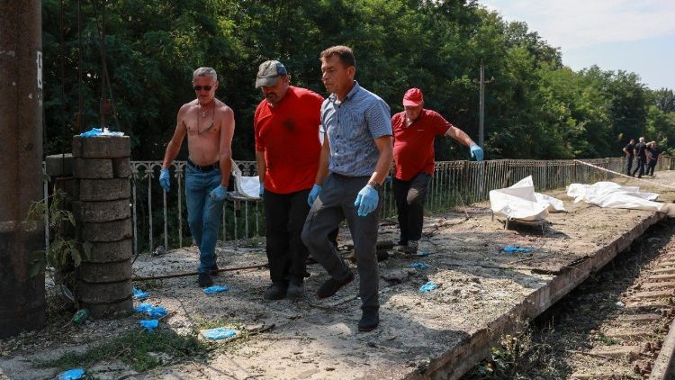 Membros de uma equipe especial carregam o corpo de uma v&iacute;tima no local de um ataque com m&iacute;sseis russos a uma esta&ccedil;&atilde;o de trem perto de Kiev, Ucr&acirc;nia, em 5 de agosto de 2026, em meio &agrave; invas&atilde;o russa. Pelo menos 17 pessoas morreram e mais de 40 ficaram feridas em um ataque russo em grande escala com m&iacute;sseis bal&iacute;sticos contra Kiev e seus arredores, durante a noite, segundo o Servi&ccedil;o Estatal de Emerg&ecirc;ncia da Ucr&acirc;nia (SES). EPA/SERHII DILIN