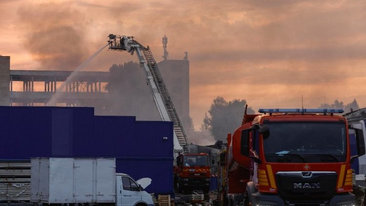 Equipes de resgate trabalham no local de um ataque com m&iacute;ssil russo em um shopping center em Kiev, Ucr&acirc;nia, em 5 de agosto de 2026, em meio &agrave; invas&atilde;o russa. Pelo menos 17 pessoas morreram e mais de 40 ficaram feridas num ataque russo em grande escala durante a noite por m&iacute;sseis bal&iacute;sticos em Kiev e na sua &aacute;rea, de acordo com o Servi&ccedil;o de Emerg&ecirc;ncia do Estado Ucraniano (SES). EPA/SERGEY DOLZHENKO