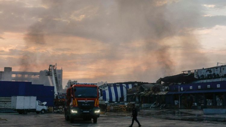 Equipes de resgate trabalham no local de um ataque com m&iacute;ssil russo em um shopping center em Kiev, Ucr&acirc;nia, em 5 de agosto de 2026, em meio &agrave; invas&atilde;o russa. Pelo menos 17 pessoas morreram e mais de 40 ficaram feridas num ataque russo em grande escala durante a noite por m&iacute;sseis bal&iacute;sticos em Kiev e na sua &aacute;rea, de acordo com o Servi&ccedil;o de Emerg&ecirc;ncia do Estado Ucraniano (SES). EPA/SERGEY DOLZHENKO