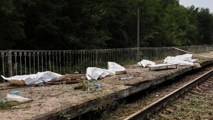 Os corpos das v&iacute;timas jaziam em sacos mortu&aacute;rios no local de um ataque com m&iacute;sseis russos a uma esta&ccedil;&atilde;o de trem perto de Kiev, Ucr&acirc;nia, em 5 de agosto de 2026, em meio &agrave; invas&atilde;o russa. Pelo menos 17 pessoas morreram e mais de 40 ficaram feridas em um ataque russo de grande escala com m&iacute;sseis bal&iacute;sticos contra Kiev e seus arredores, durante a noite, segundo o Servi&ccedil;o Estatal de Emerg&ecirc;ncia da Ucr&acirc;nia (SES). EPA/SERHII DILIN