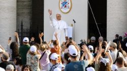 Bagno di folla con i giovani per Papa Leone XIV a Santa Maria degli Angeli