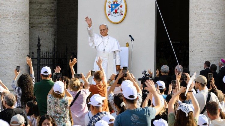 Bagno di folla con i giovani per Papa Leone XIV a Santa Maria degli Angeli