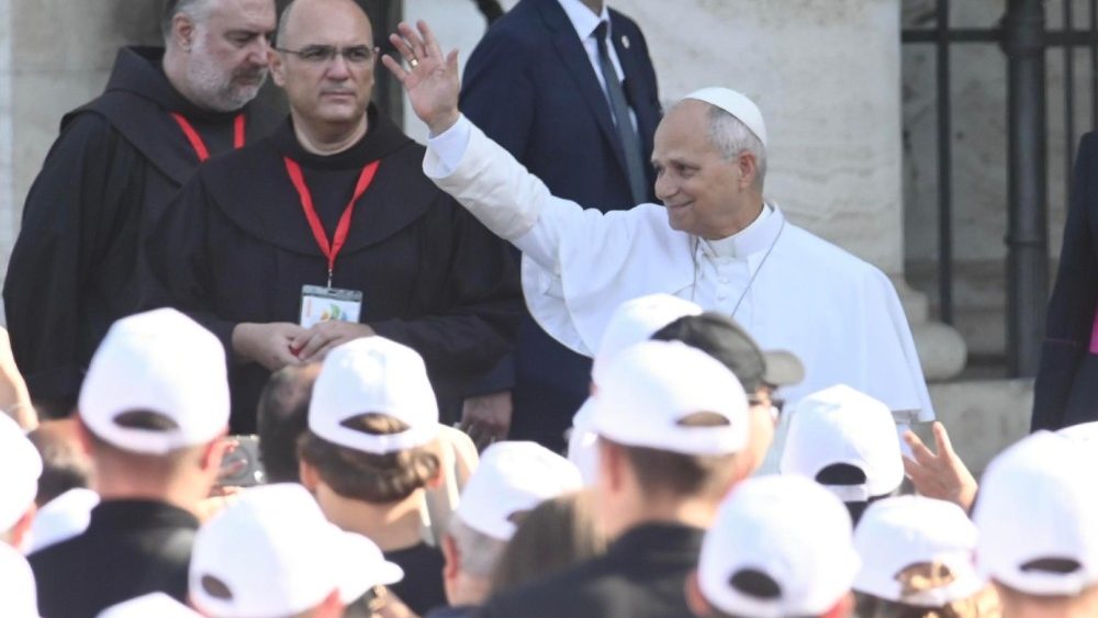 Papa Leon al XIV-lea salutându-i pe tinerii reuniți la Assisi (6 august 2026)