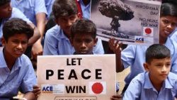 Kinder begehen den Hiroshima-Gedenktag in Bangalore 