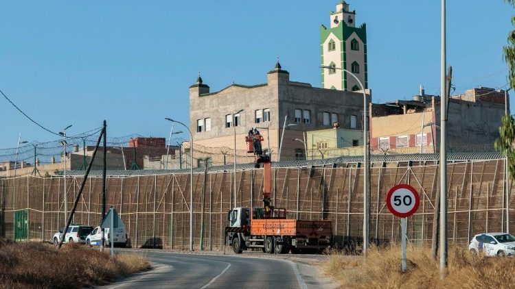 Operai rinforzano la recinzione perimetrale lungo il confine a Melilla, Spagna, dopo gli arrivi massicci di migranti dal Marocco a Ceuta