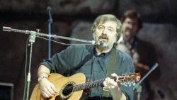 Francesco Guccini (1940–2026), cantautore e scrittore: si è spento il 6 agosto 2026, a 86 anni.
