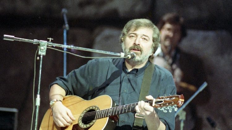 Francesco Guccini (1940–2026), cantautore e scrittore: si è spento il 6 agosto 2026, a 86 anni.