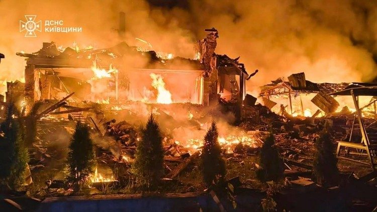 Uma imagem divulgada pelo Servi&ccedil;o Estatal de Emerg&ecirc;ncia da Ucr&acirc;nia mostra o local de um ataque russo noturno a um pr&eacute;dio particular na vila de Pukhivka, perto de Kiev, Ucr&acirc;nia, em 8 de agosto de 2026, em meio &agrave; invas&atilde;o russa em curso. Pelo menos tr&ecirc;s pessoas, incluindo uma crian&ccedil;a, morreram e quatro ficaram feridas durante o ataque russo a Kiev e seus arredores, de acordo com o relat&oacute;rio do Servi&ccedil;o Estatal de Emerg&ecirc;ncia. EPA/SERVI&Ccedil;O ESTADUAL DE EMERG&Ecirc;NCIA DA UCR&Acirc;NIA 