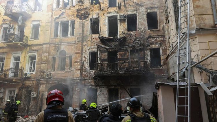 Equipes de resgate ucranianas trabalham no local de um ataque russo a uma &aacute;rea residencial no centro de Odessa, Ucr&acirc;nia, em 9 de agosto de 2026, em meio &agrave; invas&atilde;o russa. Pelo menos nove pessoas ficaram feridas ap&oacute;s um ataque russo noturno a Odessa, de acordo com a administra&ccedil;&atilde;o militar regional de Odessa. EPA/IGOR MASLOV