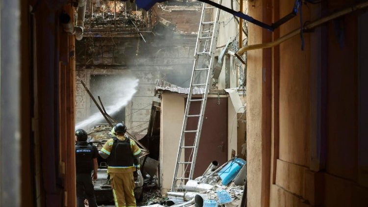 Equipes de resgate ucranianas trabalham no local de um ataque russo a uma &aacute;rea residencial no centro de Odessa, Ucr&acirc;nia, em 9 de agosto de 2026, em meio &agrave; invas&atilde;o russa. Pelo menos nove pessoas ficaram feridas ap&oacute;s um ataque russo noturno a Odessa, de acordo com a administra&ccedil;&atilde;o militar regional de Odessa. EPA/IGOR MASLOV
