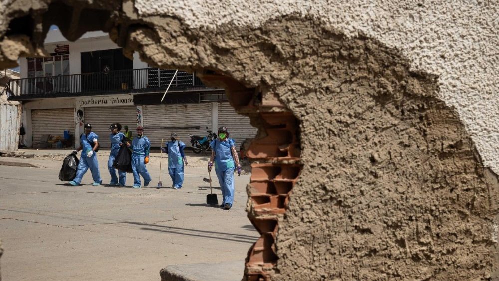 Voluntários participam de um mutirão de limpeza em La Guaira, Venezuela, em 9 de agosto de 2026. Centenas de pessoas se juntaram à ação organizada pela Fundação Sonrisa de Angel, enquanto os esforços de recuperação continuam em La Guaira, o estado mais atingido pelos dois terremotos que atingiram a Venezuela em 24 de junho. EPA/RONALD PENA R