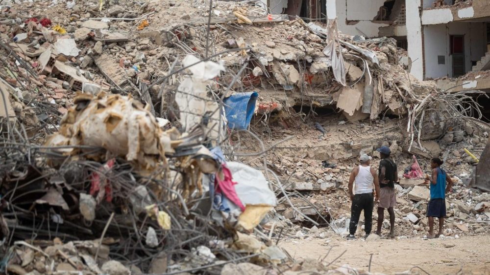 Pessoas removem os escombros de um prédio que desabou em La Guaira, Venezuela, em 9 de agosto de 2026. La Guaira é o estado mais atingido pelos dois terremotos que atingiram a Venezuela em 24 de junho. EPA/RONALD PENA R