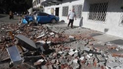 Vehículo dañado por el derrumbe de un muro tras un terremoto en Cali, Colombia, el 10 de agosto de 2026.