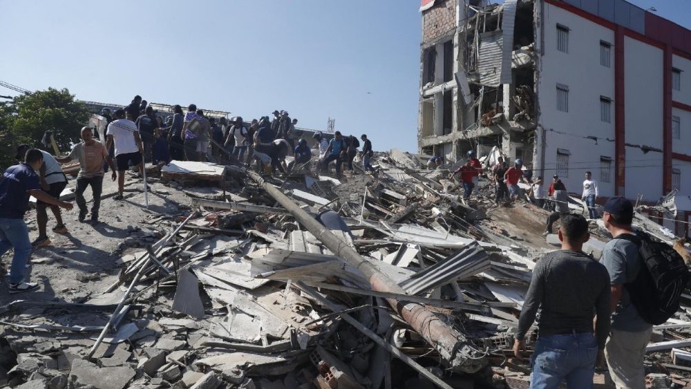 Pessoas caminham entre os escombros de um prédio que desabou após um terremoto em Cali, Colômbia, em 10 de agosto de 2026. Pelo menos 20 edifícios sofreram danos severos em decorrência do terremoto de magnitude 7,4 que atingiu grande parte do país, com epicentro na região do Pacífico. EPA/ERNESTO GUZMAN JR