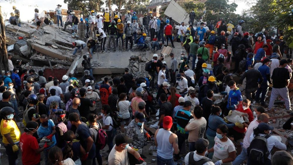 Equipes de resgate atuam no local de um prédio que desabou após um terremoto em Cali, Colômbia, em 10 de agosto de 2026. O presidente colombiano, Abelardo de la Espriella, afirmou que o terremoto de San José de Palmar, que atingiu grande parte do país, matou pelo menos 132 pessoas e deixou 572 feridas. EPA/ERNESTO GUZMAN JR
